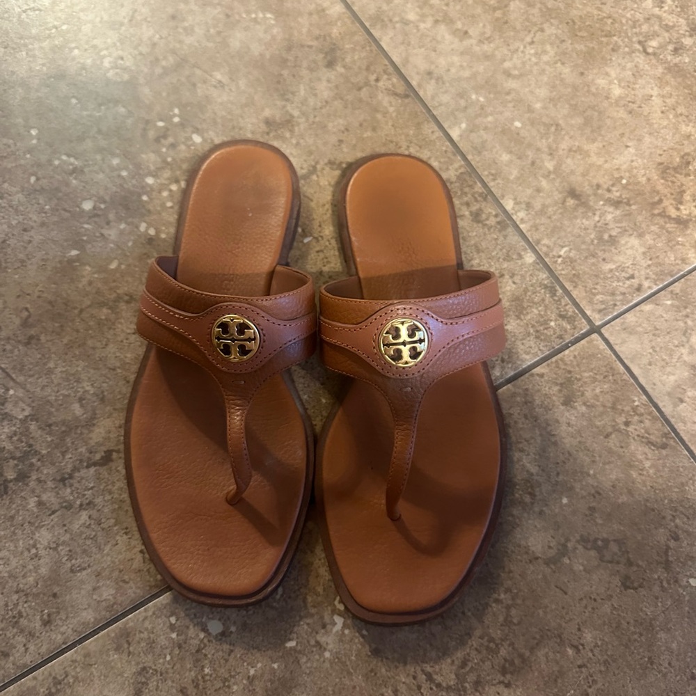 Tory Burch Tan Sandals with Elegant Design and Comfort - Picture 2 of 3
